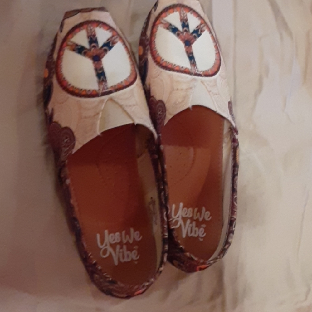 Yes We Vibe peace sign flats, made similar to Tom'